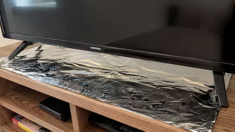 Poner un pedazo de papel aluminio debajo del televisor: para qué sirve y por qué lo recomiendan los expertos.