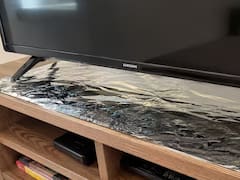 Cortá un pedazo de papel aluminio y colocalo debajo del televisor: por qué recomiendan hacerlo y para qué sirve