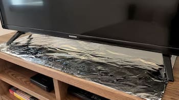 Cortá un pedazo de papel aluminio y colocalo debajo del televisor: por qué recomiendan hacerlo y para qué sirve