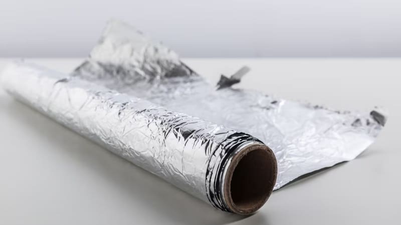Truco casero con papel aluminio para combatir la mancha de humedad en las paredes