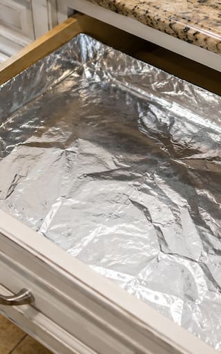 Poner papel de aluminio en los cajones de la cocina: para qué sirve y por qué recomiendan hacerlo