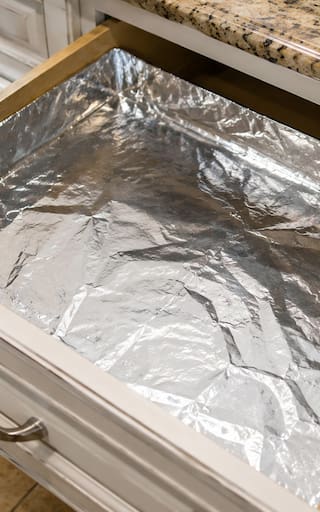 Poner papel de aluminio en los cajones de la cocina | Para qué sirve y por qué recomiendan hacer este truco