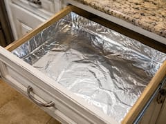 Para qué sirve colocar papel aluminio en los cajones de la cocina y cuándo conviene cambiarlo