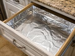 Poner papel de aluminio en los cajones de la cocina, para qué sirve y por qué miles de personas lo hacen