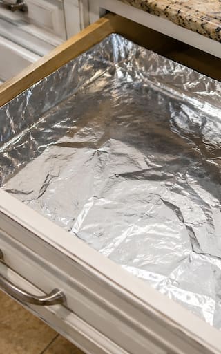 Poner papel de aluminio en los cajones de la cocina, para qué sirve y por qué miles de personas lo hacen