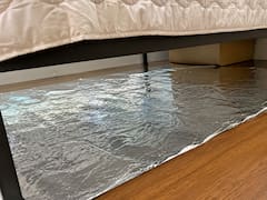 Poner papel aluminio debajo de la cama: por qué sirve y cuál es su utilidad