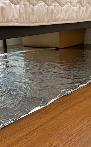 Poner papel aluminio debajo de la cama: por qué sirve y cuál es su utilidad