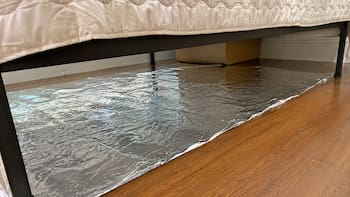 Poner papel aluminio debajo de la cama: por qué sirve y cuál es su utilidad