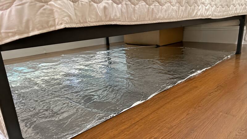 Poner papel aluminio debajo de la cama: por qué sirve y cuál es su utilidad.