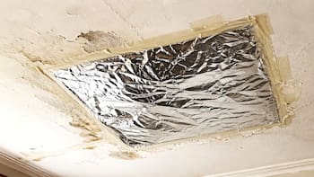 Pegar papel aluminio en los techos: para qué sirve y por qué lo recomiendan