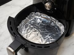 Poner papel de aluminio en la freidora de aire: para qué sirve y por qué lo recomiendan