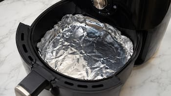 Poner papel de aluminio en la freidora de aire: para qué sirve y por qué lo recomiendan