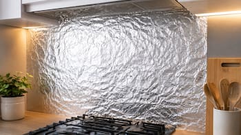 Colocar papel aluminio en la pared: por qué lo recomiendan y cómo funciona el truco casero