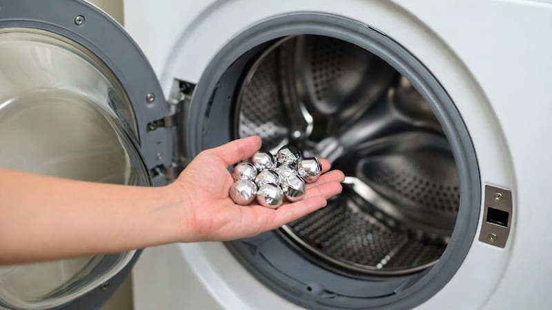 Poner bolitas de papel aluminio en la lavadora: para qué sirve y por qué lo recomiendan.