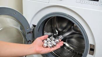 Poner bolitas de papel aluminio en la lavadora: para qué sirve y por qué recomiendan hacerlo