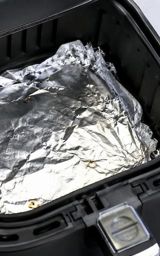 Poner papel aluminio debajo de la freidora de aire: para qué sirve y por qué lo recomiendan