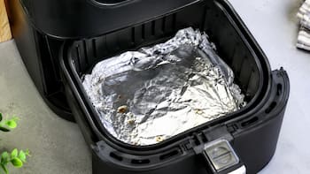 Poner papel aluminio debajo de la freidora de aire: para qué sirve y por qué lo recomiendan