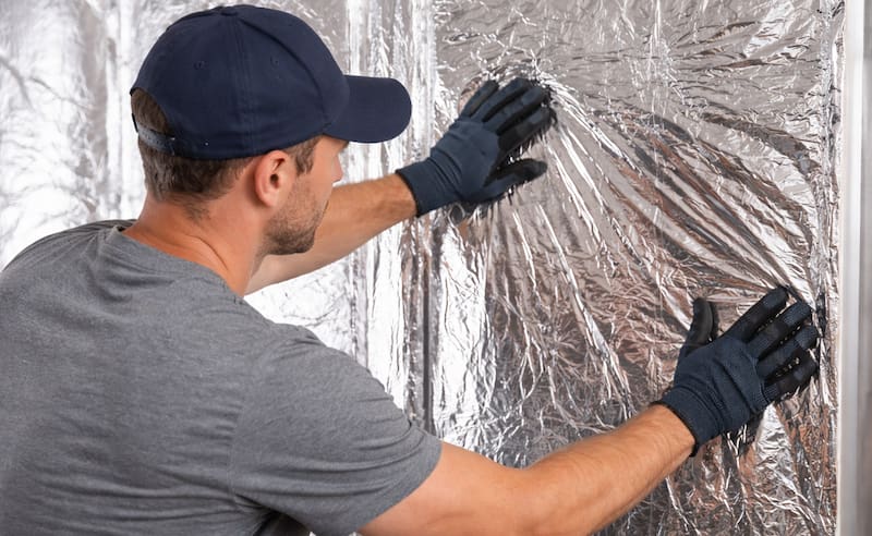 Poner papel aluminio en las paredes sirve para crear una barrera aislada que permite comprobar si existe humedad interna.