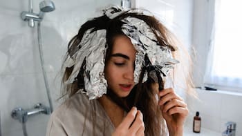 Poner papel aluminio en el pelo con frizz: para qué sirve y por qué recomiendan hacerlo