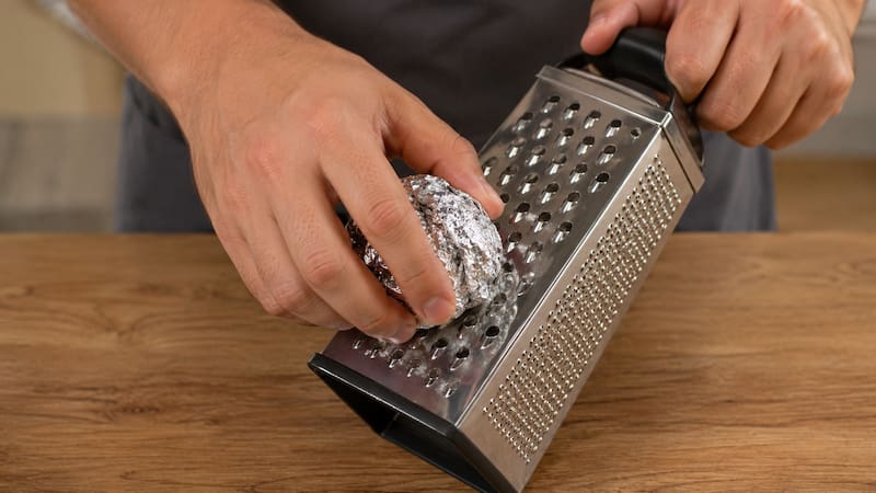 En los casos de desgaste leve, existen algunos métodos caseros que pueden probarse en casa (Imagen creada con ChatGPT).