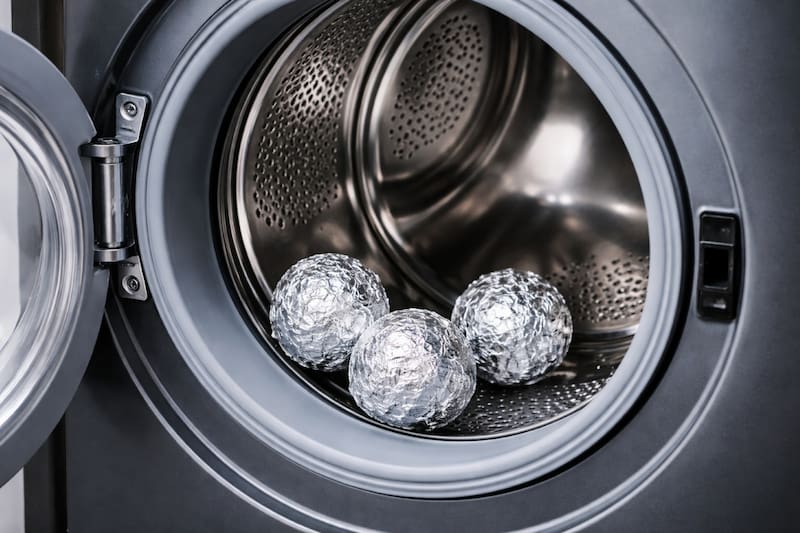 Poner bolitas de papel aluminio en la lavadora: para qué sirve y por qué recomiendan hacerlo