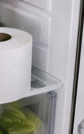 Colocar el papel higiénico en la heladera: para qué sirve y por qué recomiendan hacerlo