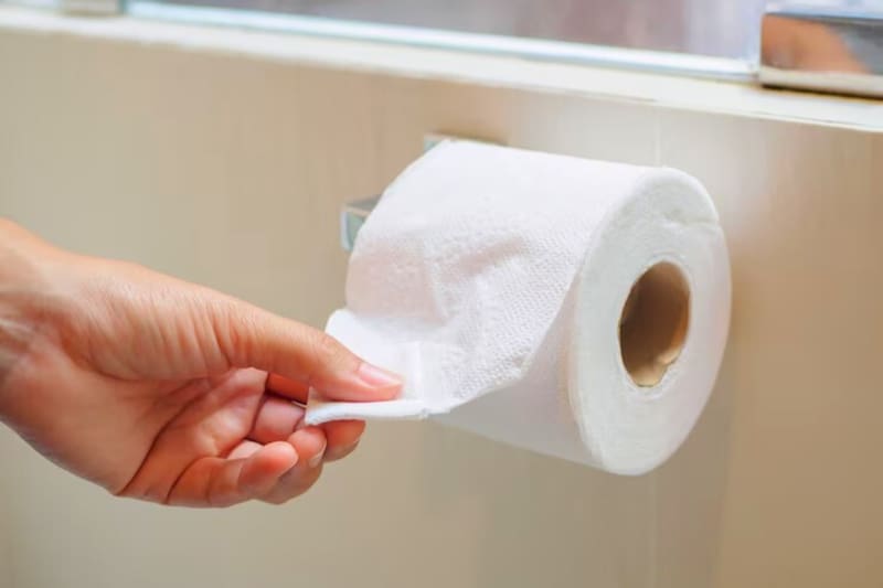 Colocar el papel higiénico hacia delante o hacia atrás: cuál es la posición correcta y por qué recomiendan hacerlo solo de una forma.