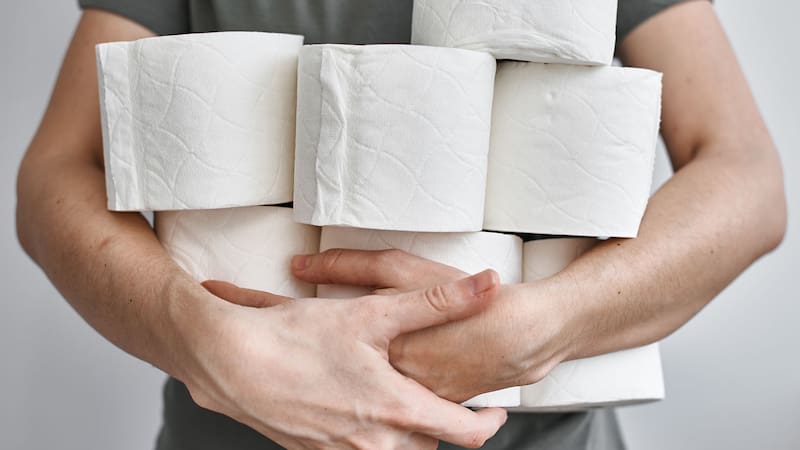 Tirar el papel higiénico al inodoro o a la basura: cuál es la forma correcta y por qué recomiendan hacerlo solo de una manera.