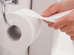 Los psicólogos coinciden: las personas que colocan el papel higiénico hacia delante son ordenadas, prácticas y detallistas