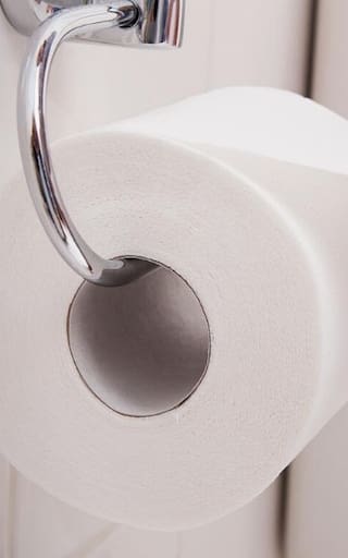 Los psicólogos coinciden: las personas que colocan el papel higiénico hacia delante son ordenadas, prácticas y detallistas