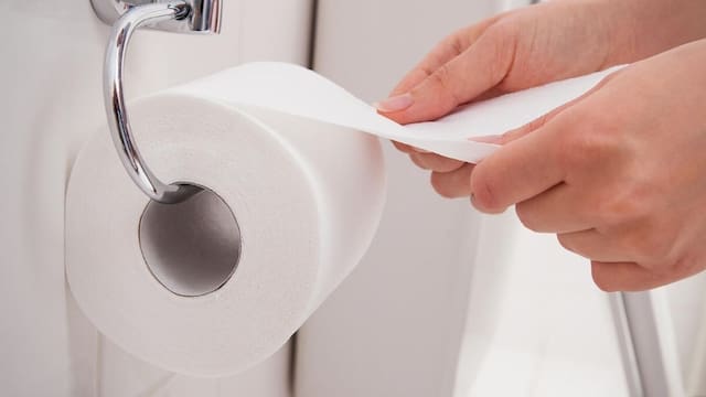 Los psicólogos coinciden: las personas que colocan el papel higiénico hacia delante son ordenadas, prácticas y detallistas