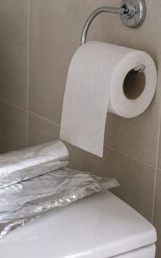 Colocar papel higiénico y aluminio en el baño: por qué lo recomiendan y para qué sirve