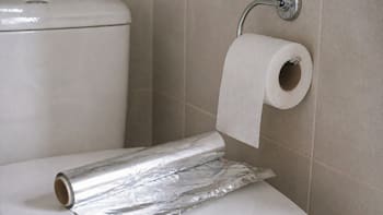 Colocar papel higiénico y aluminio en el baño: por qué lo recomiendan y para qué sirve