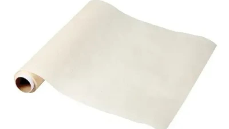 El papel manteca actúa como un absorbente pasivo que regula ese microambiente interno.