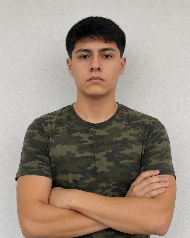 Para completar la inscripción los jóvenes deberán presentar cuatro fotografías tamaño cartilla, de frente, en blanco y negro, sin barba, patillas recortadas ni anteojos.