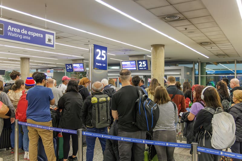 Para determinados países de la región, los argentinos pueden utilizar el DNI físico o el Pasaporte como documentación de viaje. (Fuente: Shutterstock)