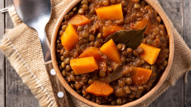 Los mejores chefs vascos coinciden: “Para que las lentejas queden perfectas lo que necesitas es un refrito de aceite de oliva, ajo y pimentón”