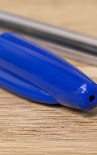 Para qué sirve el agujero que tienen las tapas de los bolígrafos