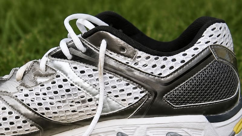 Para qué sirve el agujero extra en las zapatillas y cómo usarlo correctamente