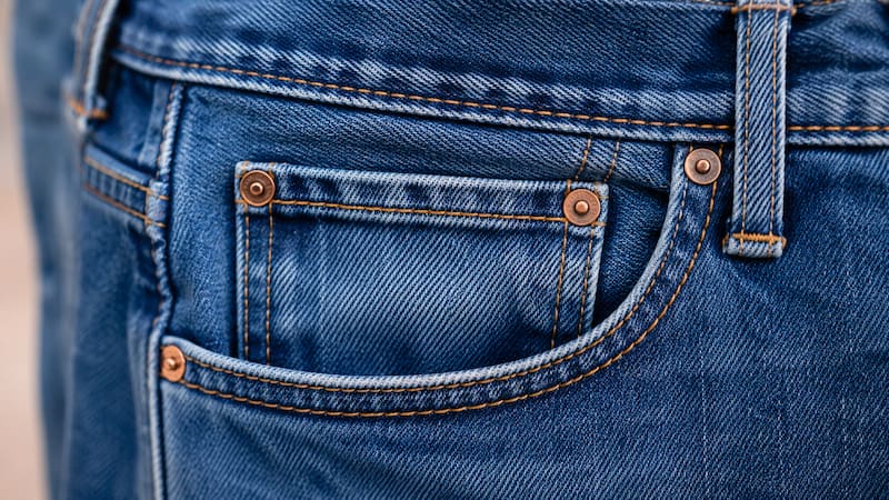 Para qué sirve el bolsillo pequeño de los jeans y por qué todavía se conserva. Fuente:IA.
