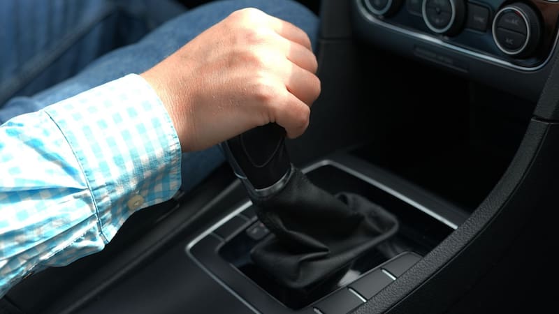 Para qué sirve la letra L de la caja del auto y cómo usarla correctamente