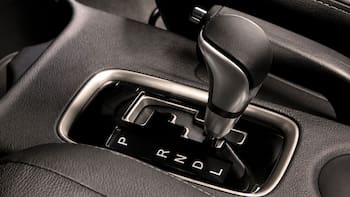 Para qué sirve la letra L de la caja del auto y cómo usarla correctamente