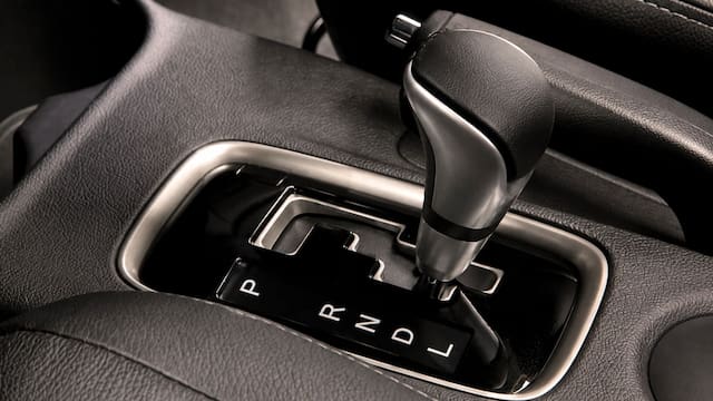 Para qué sirve la letra L de la caja del auto y cómo usarla correctamente