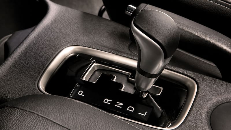 Para qué sirve la letra L de la caja del auto y cómo usarla correctamente