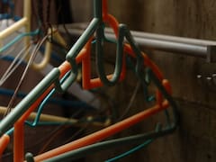 Para qué sirve la pequeña ranura que tienen los ganchos para la ropa y cómo usarla correctamente