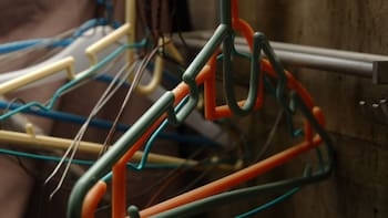 Para qué sirve la pequeña ranura que tienen los ganchos para la ropa y cómo usarla correctamente