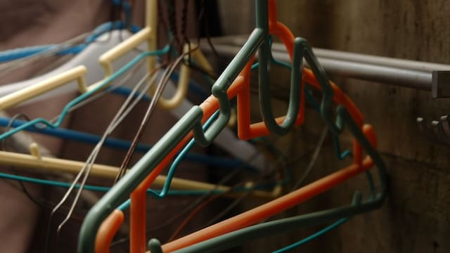 Para qué sirve la pequeña ranura que tienen los ganchos para la ropa y cómo usarla correctamente