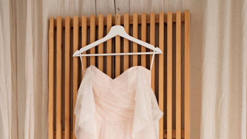 Para qué sirve la pequeña ranura que tienen los ganchos para la ropa y cómo usarla correctamente