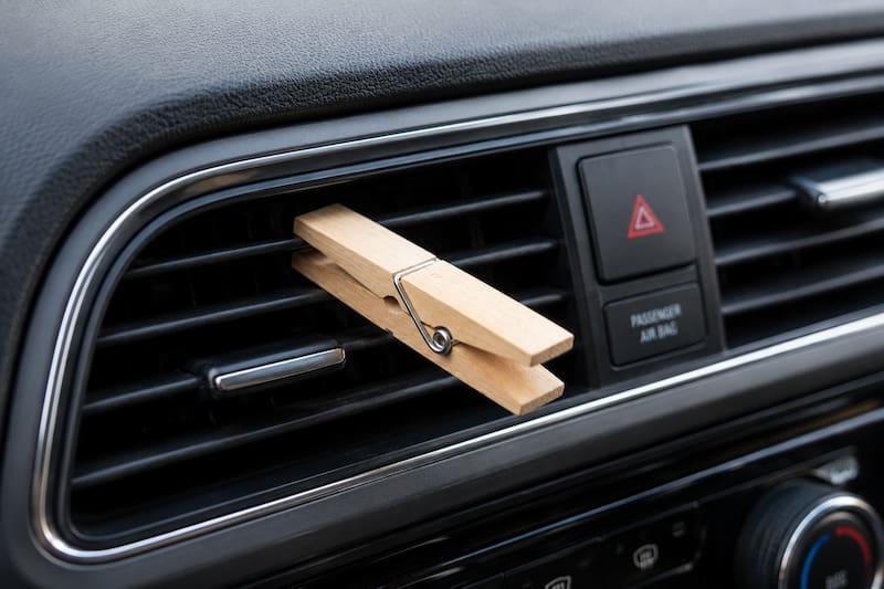 Para qué sirve la pinza de madera en la rejilla del aire.