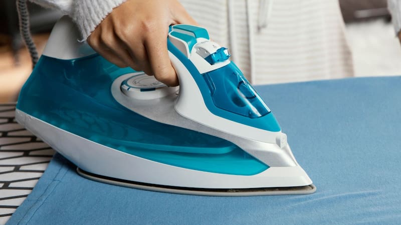 Para qué sirve la ranura delantera de la plancha y cómo usarla correctamente